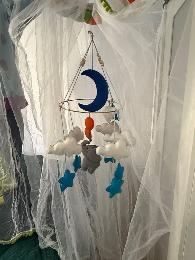 Toldillo cuna bebé con móvil hecho a mano