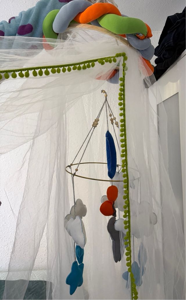 Toldillo cuna bebé con móvil hecho a mano