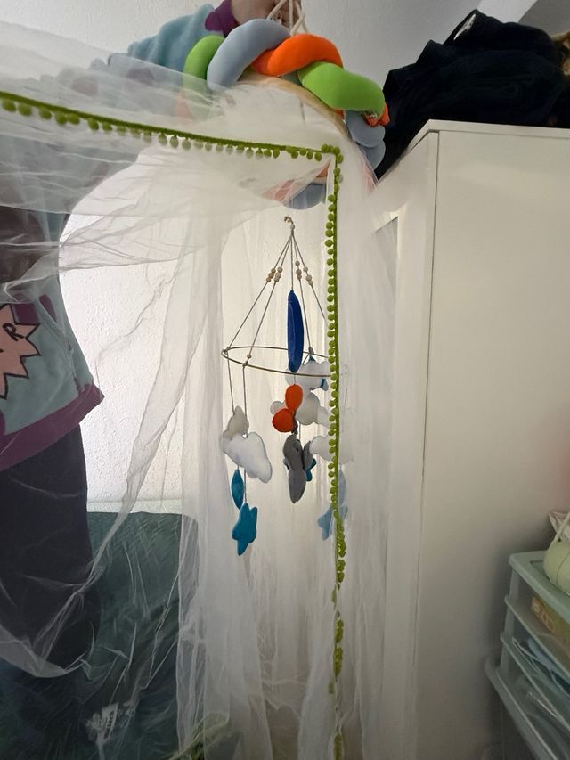 Toldillo cuna bebé con móvil hecho a mano