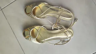Sandalias doradas Zara