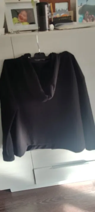Sudadera negra con capucha unisex
