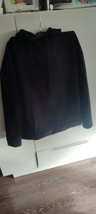 Sudadera negra con capucha unisex