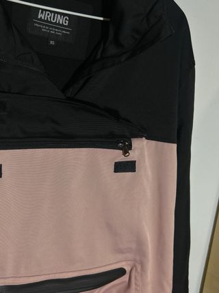 Sudadera WRUNG Negra y Rosa Invierno