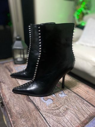 Botines Zara negros pinchos metálicos T41