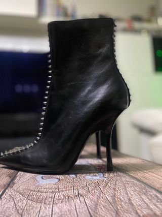 Botines Zara negros pinchos metálicos T41