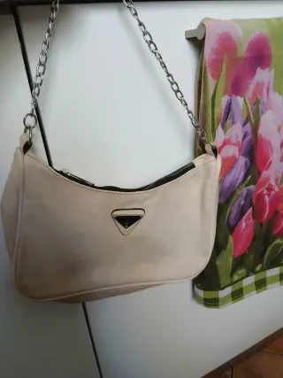 Bolso beige con cadena