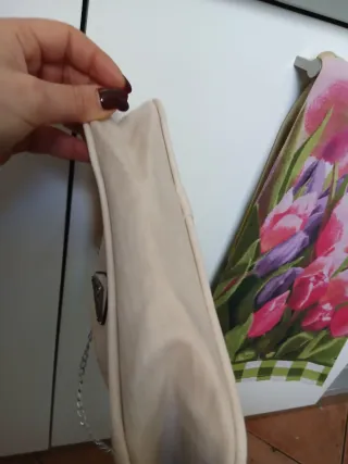 Bolso beige con cadena