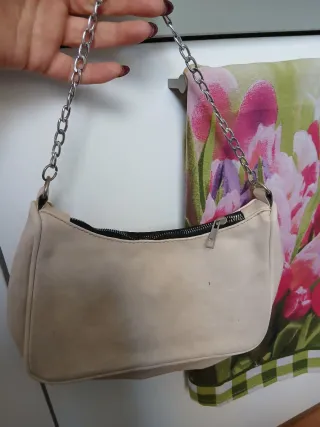 Bolso beige con cadena