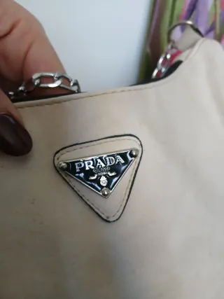 Bolso beige con cadena