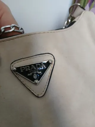 Bolso beige con cadena