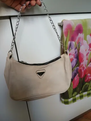 Bolso beige con cadena