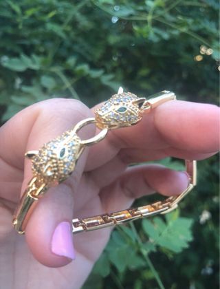 Pulsera dorada con panteras brillantes