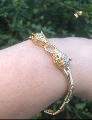 Pulsera dorada con panteras brillantes