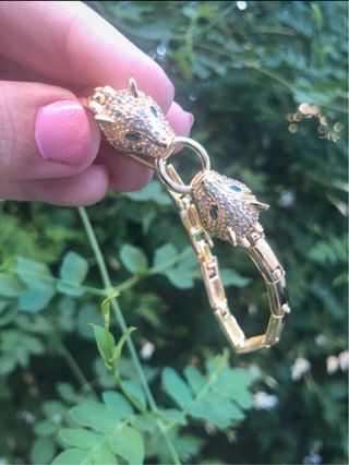 Pulsera dorada con panteras brillantes