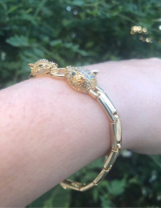 Pulsera dorada con panteras brillantes