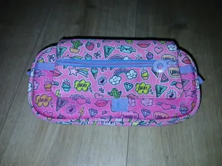 Estuche escolar multicolor con dibujos