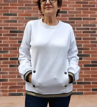 Sudadera Blanca con puños y elástico dorado y negr