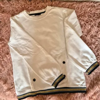 Sudadera Blanca con puños y elástico dorado y negr