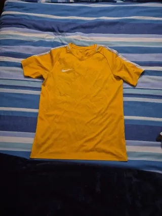 Camiseta Nike Dri-FIT Amarilla