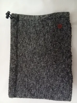 Braga de cuello gris y negra