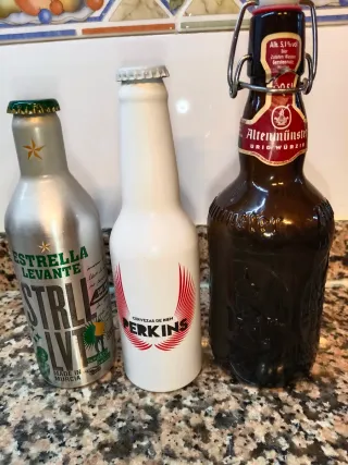Lotto di 3 bottiglie di birra Estrella Levante, Perkins