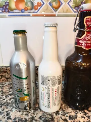 Lotto di 3 bottiglie di birra Estrella Levante, Perkins