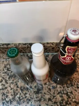 Lotto di 3 bottiglie di birra Estrella Levante, Perkins