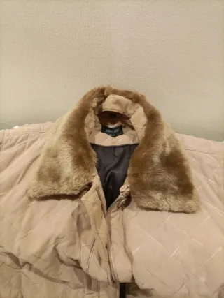 Cazadora beige talla L con cuello de pelo