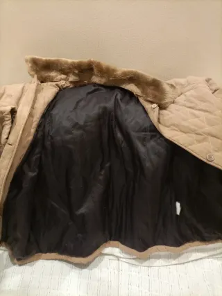 Cazadora beige talla L con cuello de pelo