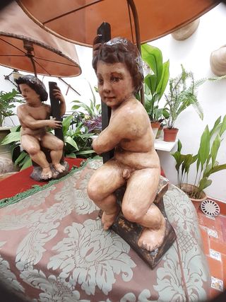 Lámpara antigua de madera con figuras de niños