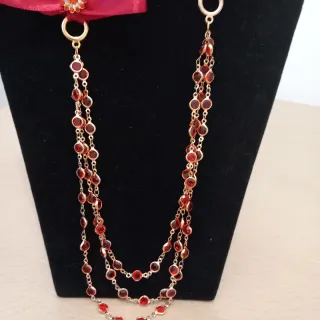 Collana nastro seta rossa e fili dorati