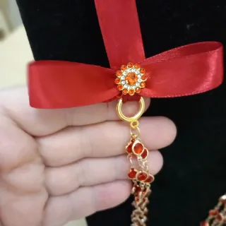 Collana nastro seta rossa e fili dorati