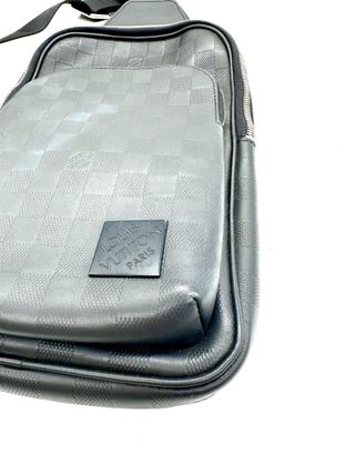 Bolsa Cruzada Louis Vuitton Avenue Sling Negra
