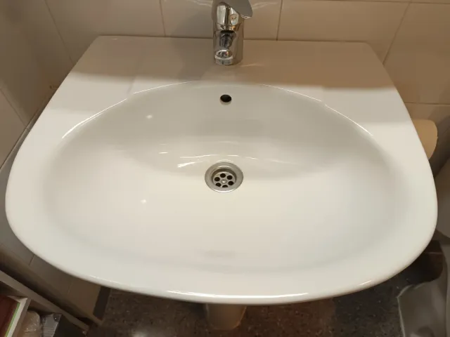 Lavabo con pie de porcelana blanco