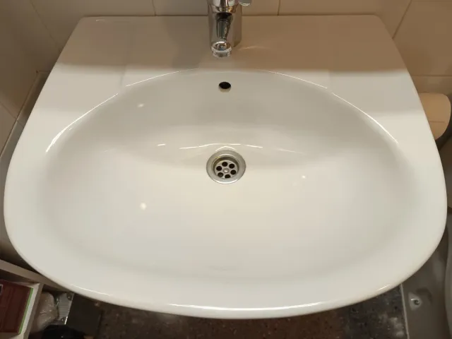 Lavabo con pie de porcelana blanco