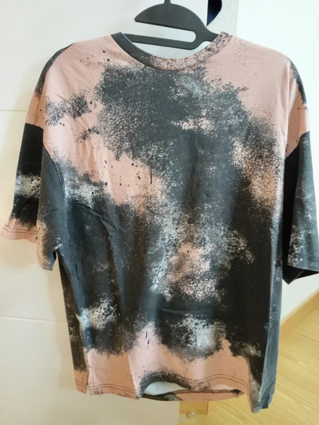 Camiseta Estampada Pintura Negra y Rosa