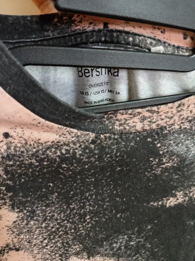 Camiseta Estampada Pintura Negra y Rosa