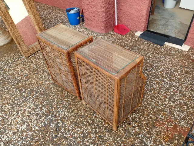 2 Mesitas Rústicas Mimbre y Cristal