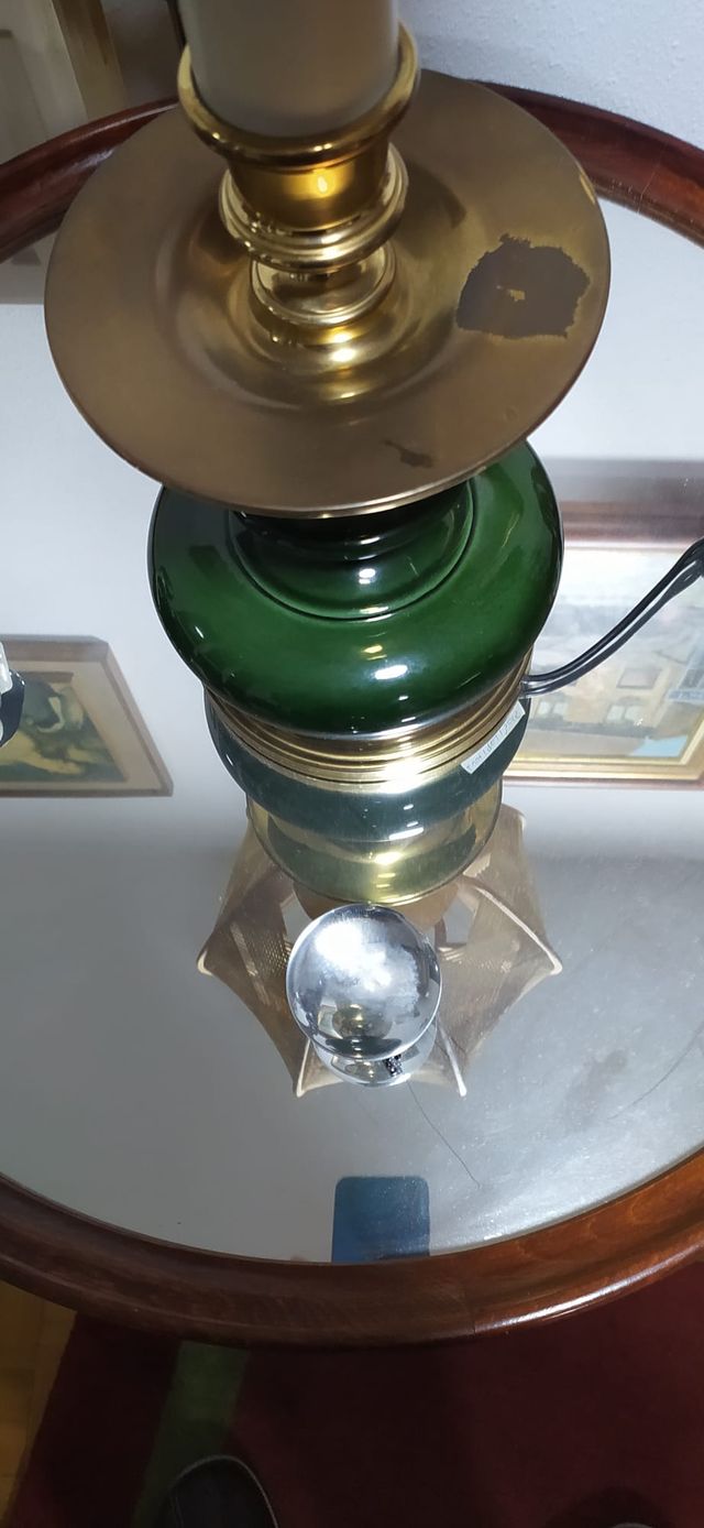 Mesita de salón con espejo y ruedas