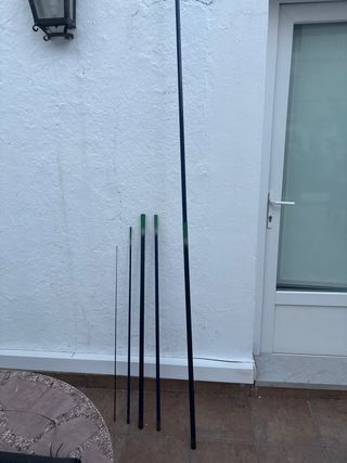 2 Cañas de pescar y cesta