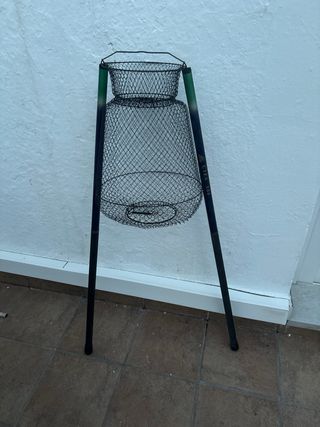 2 Cañas de pescar y cesta