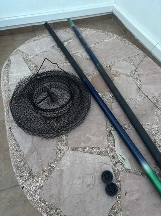 2 Cañas de pescar y cesta