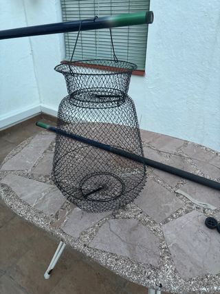 2 Cañas de pescar y cesta