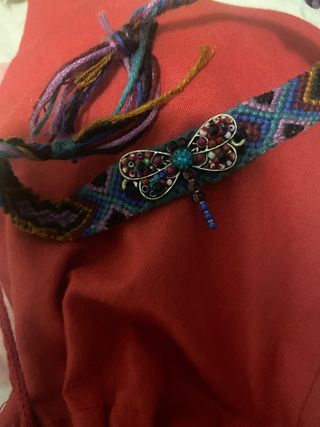 Pulsera tejida con libélula