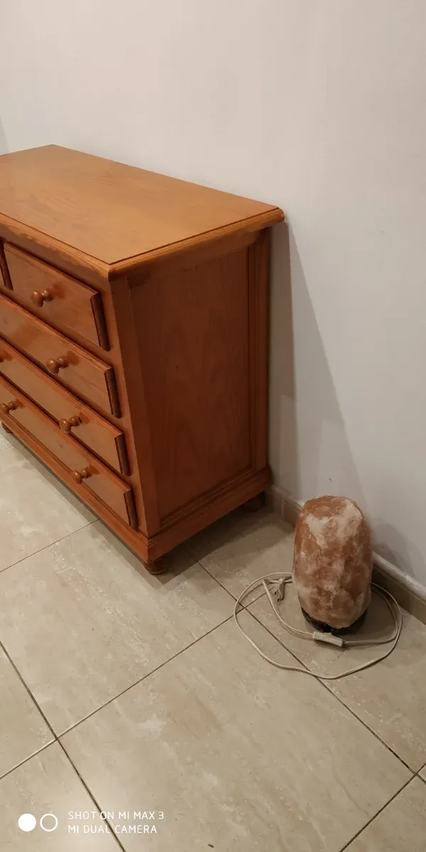 Comoda con cajones de estilo rustico