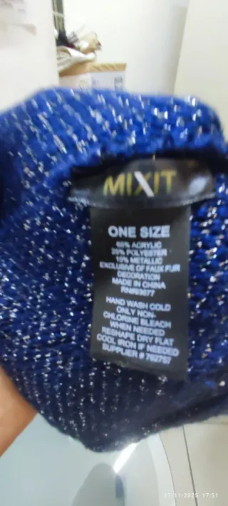 Cappellino invernale blu con pompon