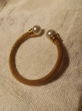 Pulsera Dorada con Perlas.