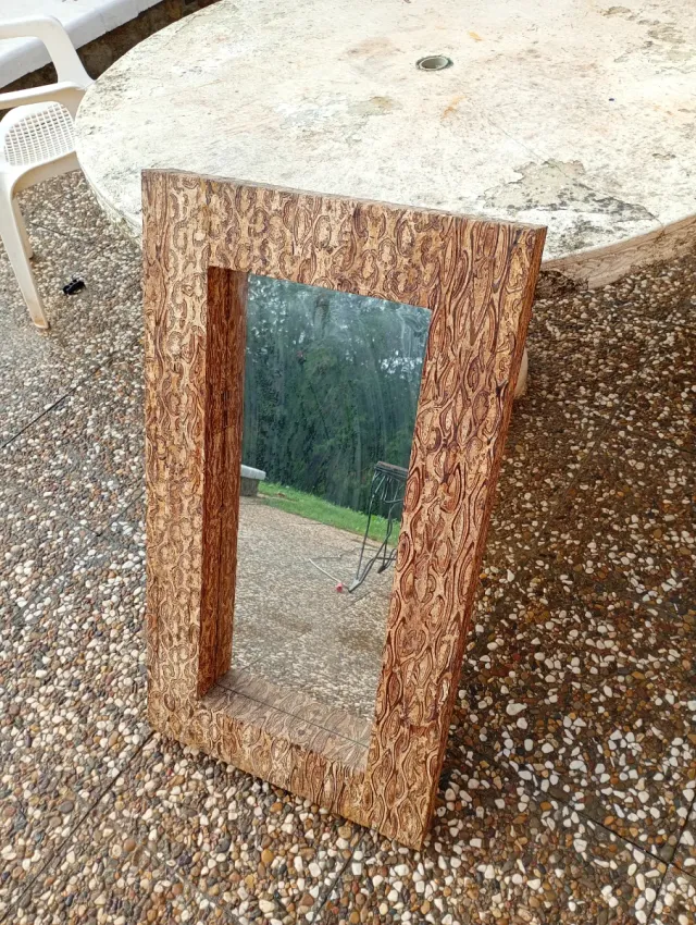 Espejo de madera con diseño único