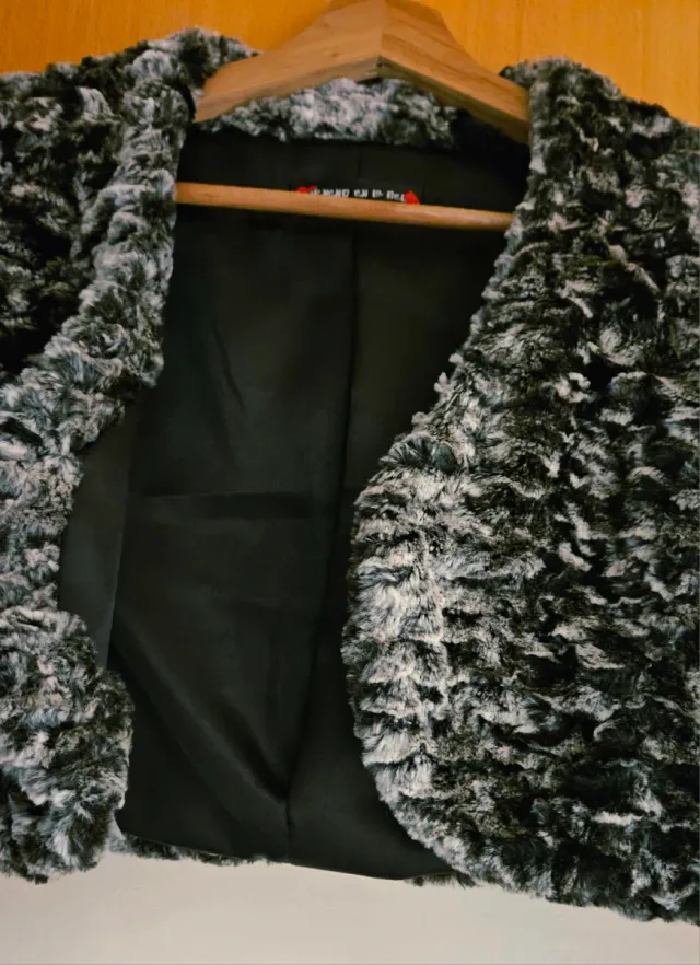 Chaqueta-bolero pelo "Veneno en la Piel".