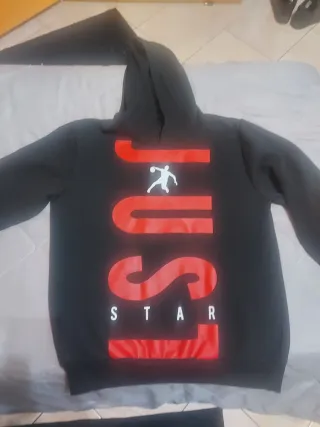 Felpa con cappuccio nera e rossa